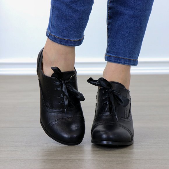 Laced-Up Vintage Style Women's Heeled Oxford - Picture 3 of 7